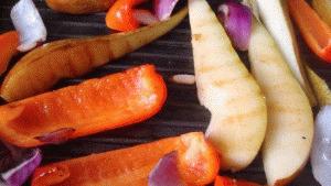 Zdjęcie - Grilowany ser halloumi w sałatce z warzywami - Przepisy kulinarne ze zdjęciami