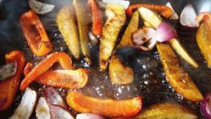 Zdjęcie - Grilowany ser halloumi w sałatce z warzywami - Przepisy kulinarne ze zdjęciami