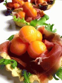 Zdjęcie - Tartaletki z szynką i melonem - Przepisy kulinarne ze zdjęciami