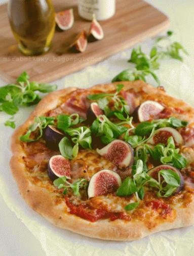 Zdjęcie - Pizza z boczkiem, figami i roszponką - Przepisy kulinarne ze zdjęciami