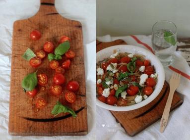 Zdjęcie - Spaghetti z pomidorkami koktajlowymi, bazylią, kozim serem i pestkami dyni - Przepisy kulinarne ze zdjęciami