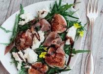 Zdjęcie - Sałatką z figami, rukolą i mozzarellą - Przepisy kulinarne ze zdjęciami