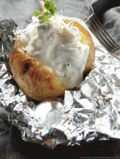 Zdjęcie - Pieczony ziemniak z sałatką śledziową - Przepisy kulinarne ze zdjęciami