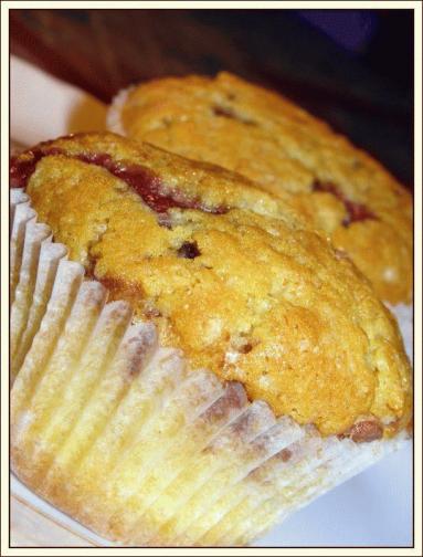 Zdjęcie - Mufinki z dżemem wiśniowym i czekoladą - Przepisy kulinarne ze zdjęciami