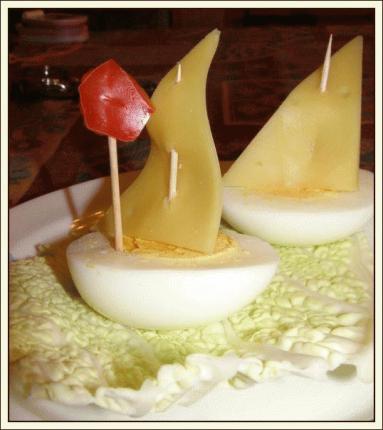 Zdjęcie - Myszki i łódeczki z jajek na twardo :) - Przepisy kulinarne ze zdjęciami