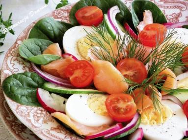 Zdjęcie - Sałatka z jajkiem i łososiem na szpinaku - Przepisy kulinarne ze zdjęciami
