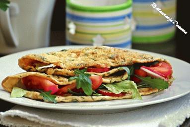 Zdjęcie - Omlet ziołowy z pomidorem, rzodkiewką i sałatą - Przepisy kulinarne ze zdjęciami