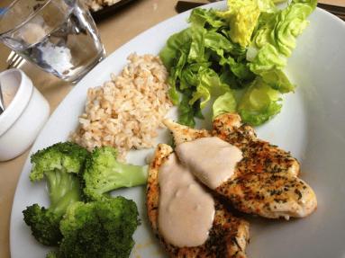 Zdjęcie - samo zdrowie: filet z kurczaka z lekkim sosem czosnkowym - Przepisy kulinarne ze zdjęciami