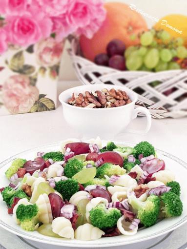 Zdjęcie - Sałatka z makaronu z brokułem, winogronem i orzechami - Przepisy kulinarne ze zdjęciami