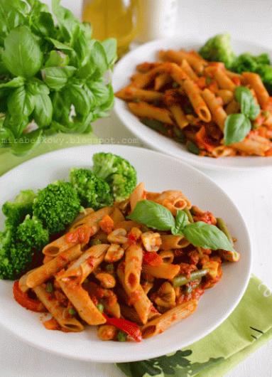 Zdjęcie - Makaron razowy z warzywami, pieczarkami i ajvarem - Przepisy kulinarne ze zdjęciami