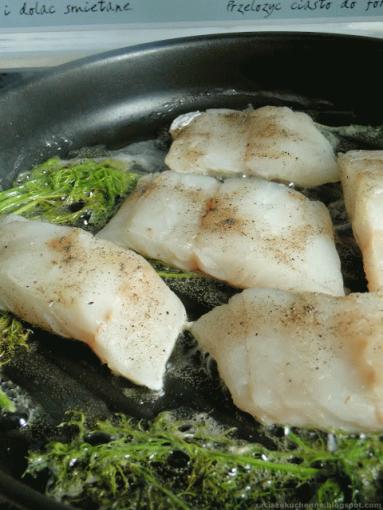 Zdjęcie - Filet z dorsza na szpinaku - Przepisy kulinarne ze zdjęciami