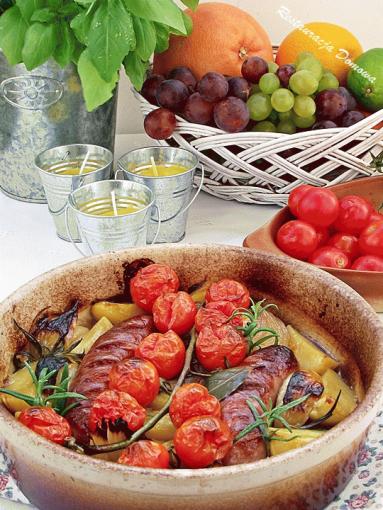 Zdjęcie - Kiełbasa pieczona z ziemniakami, pomidorami i oliwkami - Przepisy kulinarne ze zdjęciami