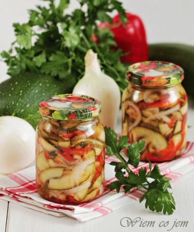 Zdjęcie - Zimowa sałatka z cukinii - Przepisy kulinarne ze zdjęciami