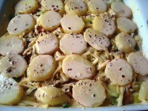 Zdjęcie - Zapiekanka ziemniaczana z boczkiem - Przepisy kulinarne ze zdjęciami