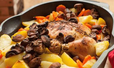 Zdjęcie - Kurczak pieczony z warzywami - Przepisy kulinarne ze zdjęciami