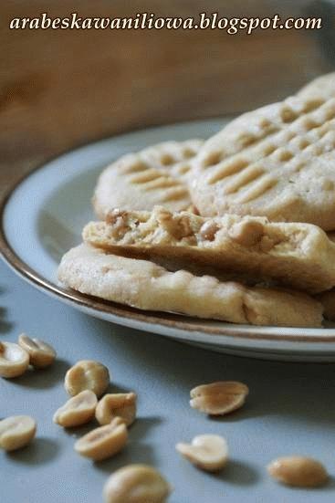 Zdjęcie - CIASTECZKA Z MASŁEM ORZECHOWYM (Peanut Butter Cookies) - Przepisy kulinarne ze zdjęciami