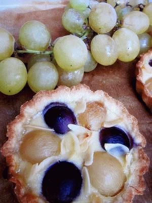 Zdjęcie - Tartaletki  z kremem frangipane i winogronami - Przepisy kulinarne ze zdjęciami