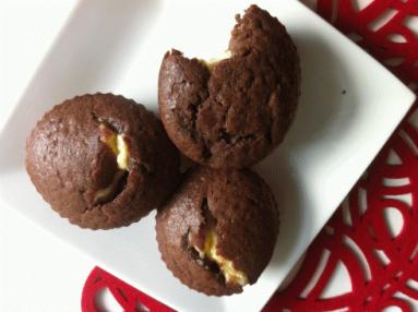 Zdjęcie - Czekoladowe muffinki z nadzieniem twarożkowym - Przepisy kulinarne ze zdjęciami