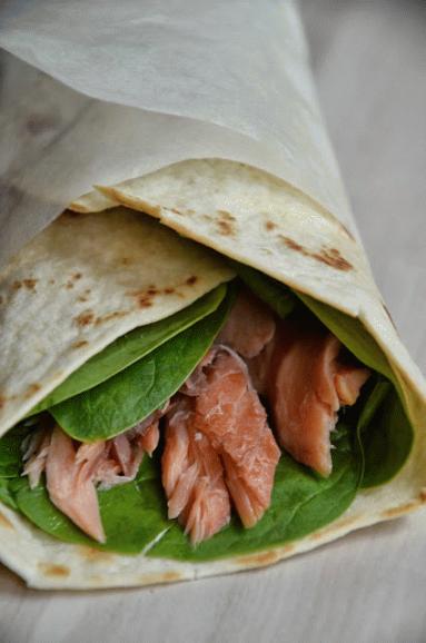 Zdjęcie - Wrap z wędzonym łososiem i szpinakiem - Przepisy kulinarne ze zdjęciami