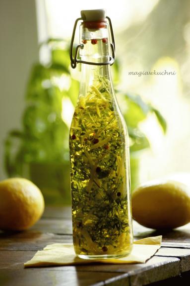 Zdjęcie - Domowa oliwa z tymiankiem i cytryną - Przepisy kulinarne ze zdjęciami