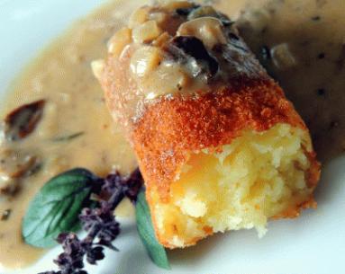 Zdjęcie - Krokiety ziemniaczane, czyli croquettes de pommes de terre, z sosem grzybowym - Przepisy kulinarne ze zdjęciami