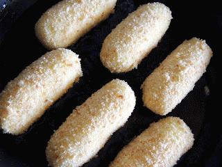 Zdjęcie - Krokiety ziemniaczane, czyli croquettes de pommes de terre, z sosem grzybowym - Przepisy kulinarne ze zdjęciami
