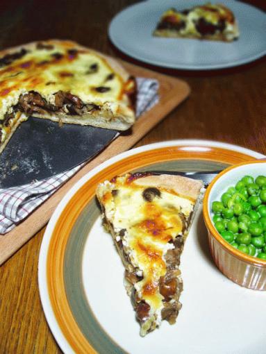 Zdjęcie - Placek drożdżowy ze świeżymi grzybami i sosem serowym - Przepisy kulinarne ze zdjęciami