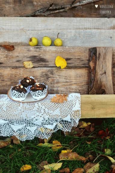 Zdjęcie - Czekoladowe babeczki z cukinią, gruszkami i orzechami - Przepisy kulinarne ze zdjęciami