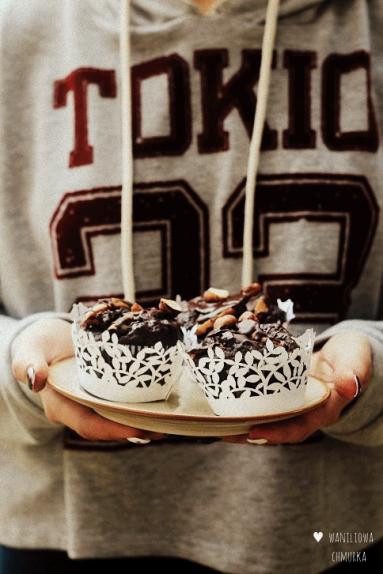 Zdjęcie - Czekoladowe babeczki z cukinią, gruszkami i orzechami - Przepisy kulinarne ze zdjęciami