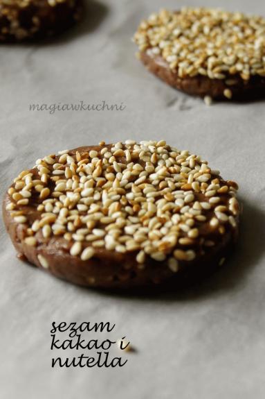 Zdjęcie - Ciasteczka kakaowo sezamowe z nutellą - Przepisy kulinarne ze zdjęciami