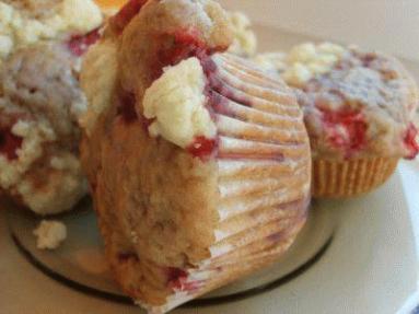 Zdjęcie - Muffinki z truskawkami i migdałową kruszonką - Przepisy kulinarne ze zdjęciami