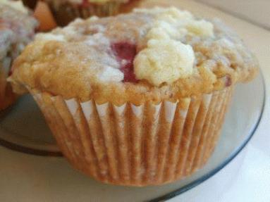 Zdjęcie - Muffinki z truskawkami i migdałową kruszonką - Przepisy kulinarne ze zdjęciami