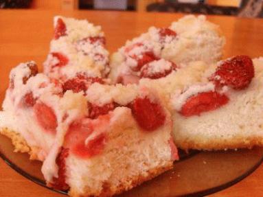 Zdjęcie - Ciasto drożdżowe z truskawkami - Przepisy kulinarne ze zdjęciami