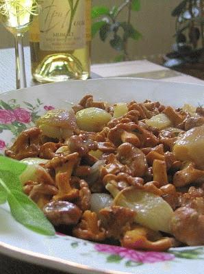 Zdjęcie: A mnie jest szkoda lata…Kurki duszone w winie Moscato. Zdjęcie - A mnie jest szkoda lata…Kurki duszone w winie Moscato. - Przepisy kulinarne ze zdjęciami