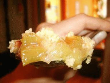 Zdjęcie - Crumble z rabarbarem i kruszonką - Przepisy kulinarne ze zdjęciami