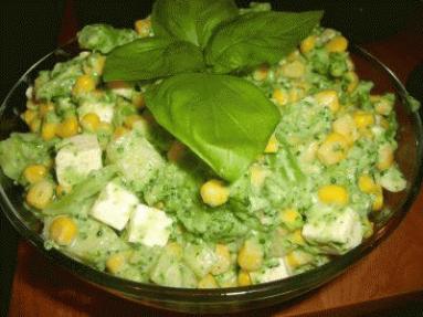 Zdjęcie - Sałatka brokuł-ogórek-feta - Przepisy kulinarne ze zdjęciami