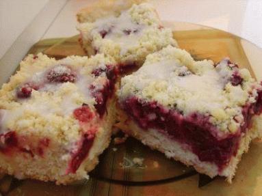 Zdjęcie - Ciasto drożdżowe z wiśniami i kruszonką - Przepisy kulinarne ze zdjęciami