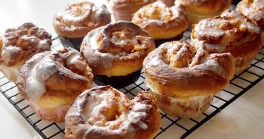 Zdjęcie - Zakręcone muffiny drożdżowe z jabłkami i cynamonem/Apple cinnamon roll muffins - Przepisy kulinarne ze zdjęciami