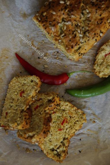 Zdjęcie - Wytrawny chlebek z chilli - Przepisy kulinarne ze zdjęciami