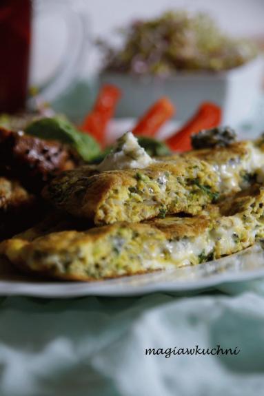 Zdjęcie - Omlet z kiełkami i serem gorgonzola - Przepisy kulinarne ze zdjęciami