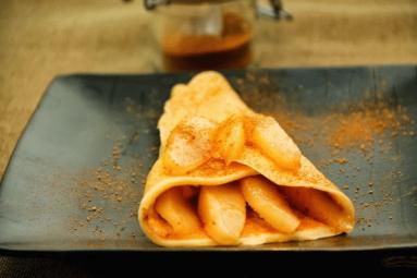 Zdjęcie - Bezglutenowe naleśniki z karmelizowanymi gruszkami - Przepisy kulinarne ze zdjęciami
