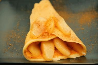 Zdjęcie - Bezglutenowe naleśniki z karmelizowanymi gruszkami - Przepisy kulinarne ze zdjęciami