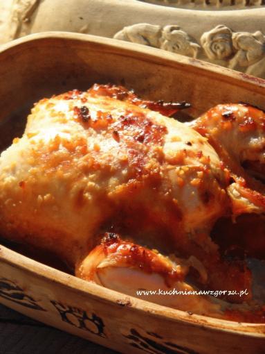 Zdjęcie - Kurczak pieczony z miodem i czosnkiem w garnku rzymskim - Przepisy kulinarne ze zdjęciami