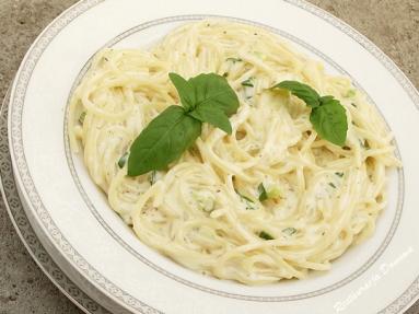 Zdjęcie - Spaghetti z kremowym sosem ziołowym - Przepisy kulinarne ze zdjęciami
