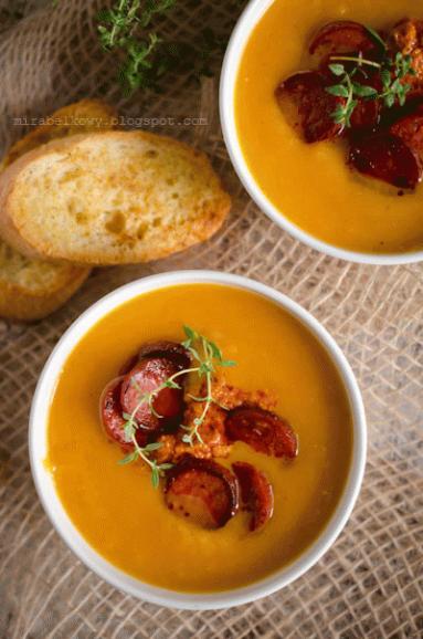 Zdjęcie - Zupa dyniowa z chorizo i czerwonym pesto - Przepisy kulinarne ze zdjęciami