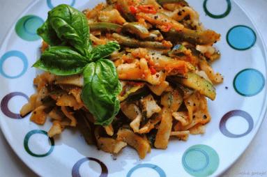 Zdjęcie - Tagliatelle z pesto i warzywami - Przepisy kulinarne ze zdjęciami