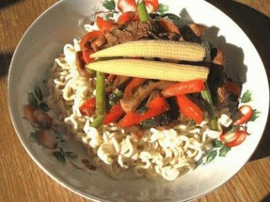 Zdjęcie - Makaron Wonton z warzywami i polędwicą - Przepisy kulinarne ze zdjęciami