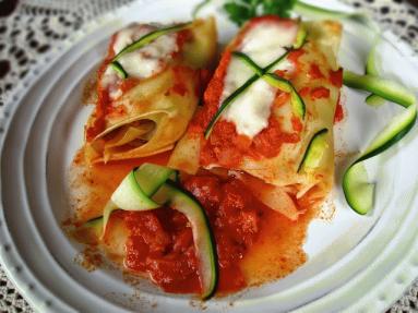 Zdjęcie - Roladki a&#8217;la lasagne z sosem pomidorowym i wstążkami cukinii - Przepisy kulinarne ze zdjęciami