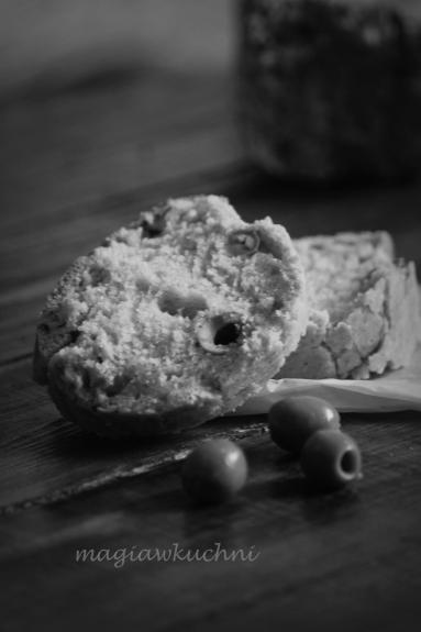 Zdjęcie - Chlebek na zakwasie z oliwkami - Przepisy kulinarne ze zdjęciami