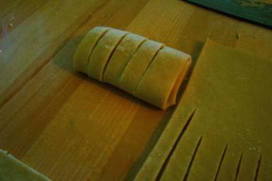 Zdjęcie - Bułeczki krucho drożdżowe z jabłuszkiem - Przepisy kulinarne ze zdjęciami